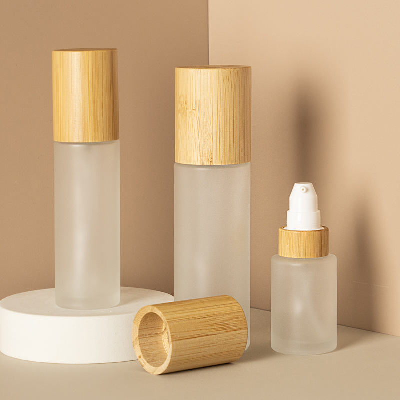 Matowa pompa do balsamu kosmetycznego z drobną mgiełką i balsamem Szklana butelka z rozpylaczem z pokrywką z drewna bambusowego