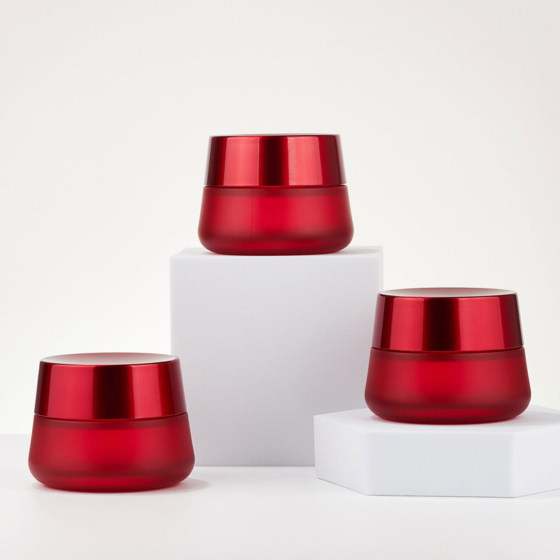 Okrągły kosmetyczny czerwony słoik z kremem Pusty szklany słoik z kremem