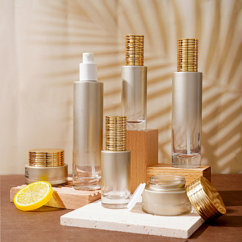 Szklana butelka na serum z galwanizowaną, szczotkowaną pokrywką Szklana butelka na serum z galwanizowaną, szczotkowaną pokrywką