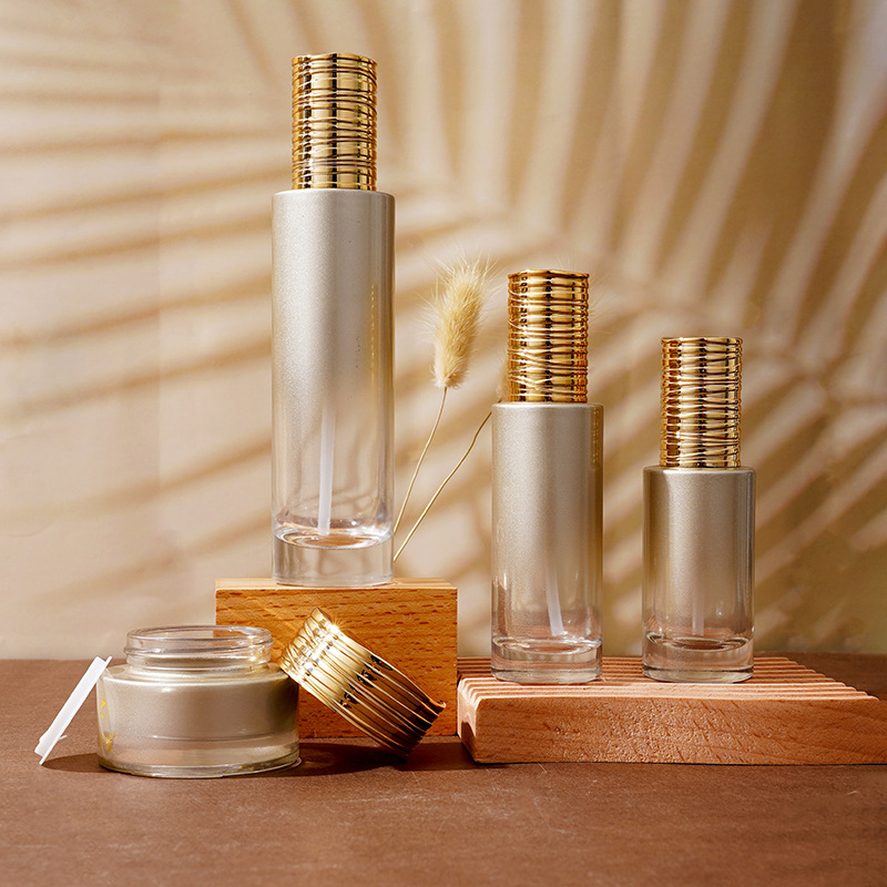 Szklana butelka na serum z galwanizowaną, szczotkowaną pokrywką Szklana butelka na serum z galwanizowaną, szczotkowaną pokrywką