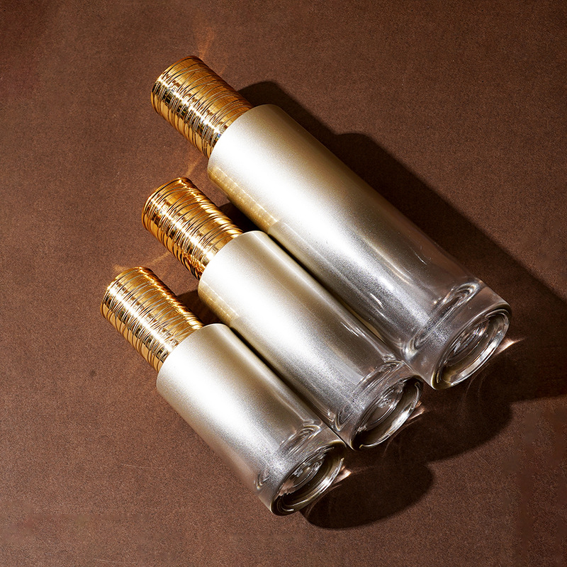 Szklana butelka na serum z galwanizowaną, szczotkowaną pokrywką Szklana butelka na serum z galwanizowaną, szczotkowaną pokrywką