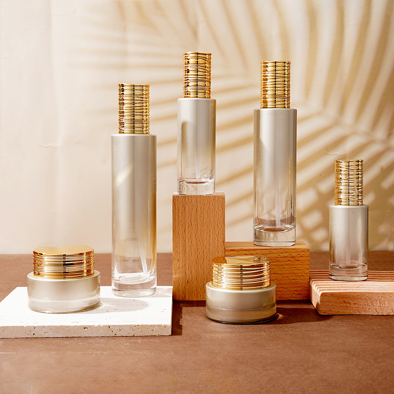 Szklana butelka na serum z galwanizowaną, szczotkowaną pokrywką