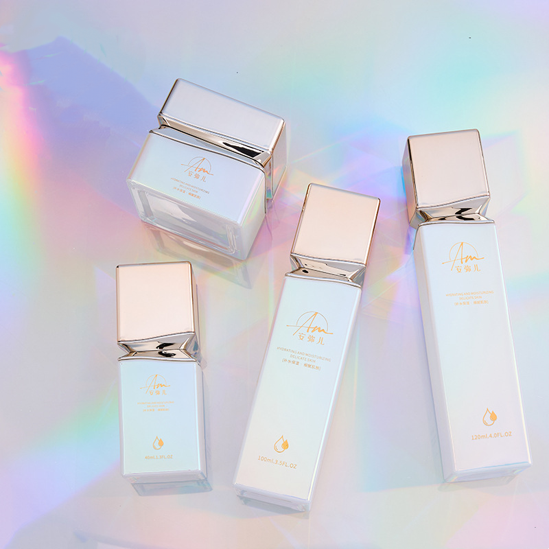 Kwadratowy szklany słoiczek z kremem z efektem opalizującym do kremu do twarzy i kremu pod oczy