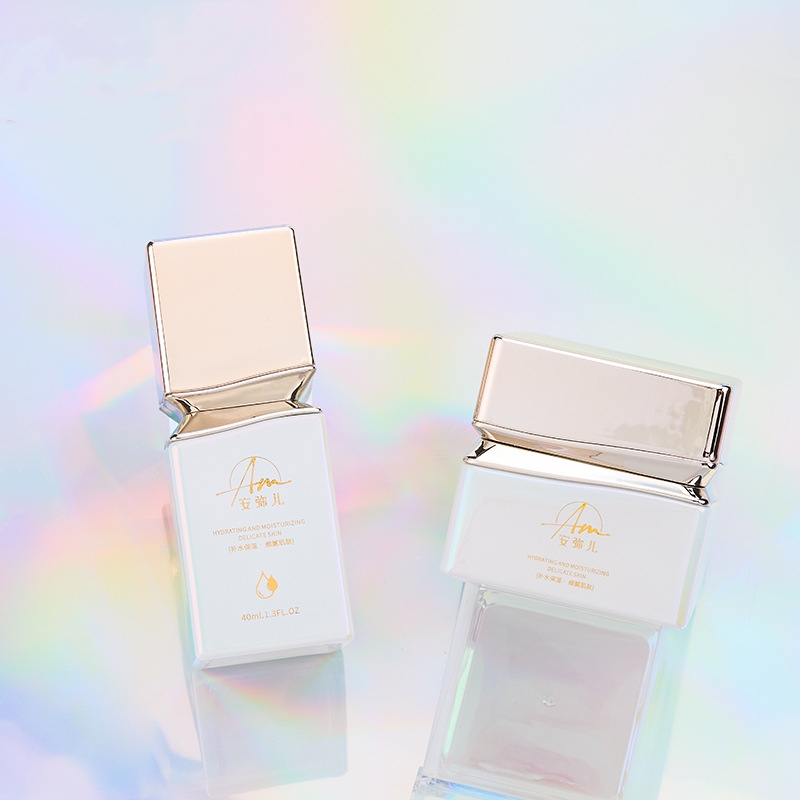 Kwadratowy szklany słoiczek z kremem z efektem opalizującym do kremu do twarzy i kremu pod oczy Kwadratowy szklany słoiczek z kremem z efektem opalizującym do kremu do twarzy i kremu pod oczy