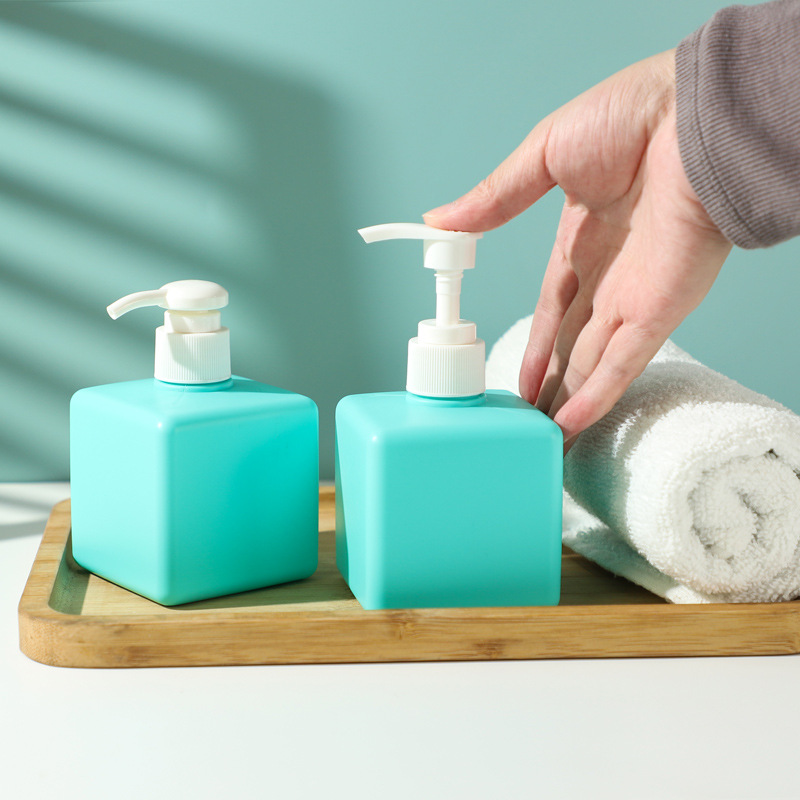 Popularne plastikowe kwadratowe szampony do pielęgnacji skóry z recyklingu PET Butelki z olejkiem do masła do ciała 150 ml 200 ml 250 ml Rozmiary z sitodrukiem Popularne plastikowe kwadratowe szampony do pielęgnacji skóry z recyklingu PET Butelki z olejkiem do masła do ciała 150 ml 200 ml 250 ml Rozmiary z sitodrukiem