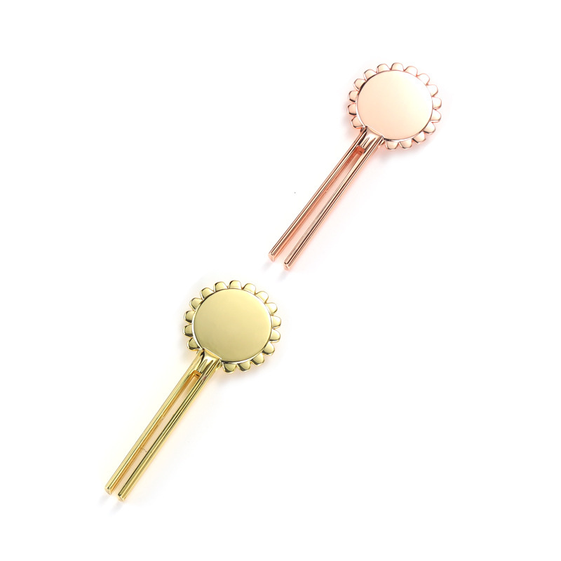 Wyciskacz do rurek ze stopu cynku w kształcie uśmiechniętego kwiatu Wyciskacz do rurek ze stopu cynku w kształcie uśmiechniętego kwiatu